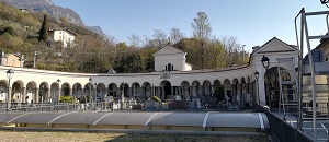 I loculi contrassegnati con il ''bollino rosso'' non sono stati rinnovati e, quindi, d’ufficio si effettueranno le estumulazioni e i resti mortali saranno collocati nell’ossario comune. I loculi contrassegnati con il ''bollino rosso'' non sono stati rinnovati e, quindi, d’ufficio si effettueranno le estumulazioni e i resti mortali saranno collocati nell’ossario comune.