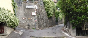 Un'immagine della strettoia di via Celeri per Davine Un'immagine della strettoia di via Celeri per Davine