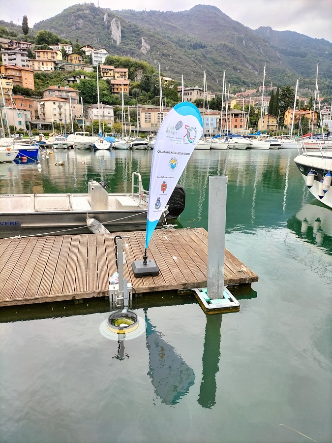 il cestino mangiaplastica sommerso posizionato al Porto Turistico di Lovere