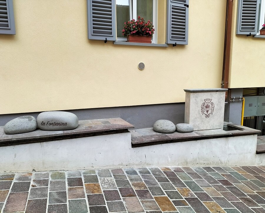 Nuovo arredo urbano in via Capitanio lungo il ''Cammino delle Sante''