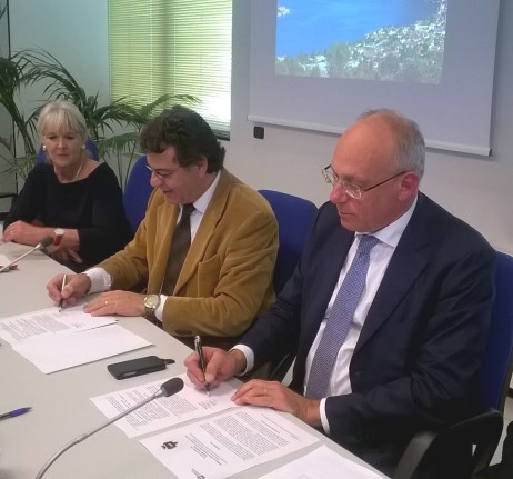L'Assessore Parolini e il Sindaco Guizzetti firmano la lettera d’intenti per la realizzazione del progetto unitario di promozione turistica del lago d'Iseo da 300mila euro
