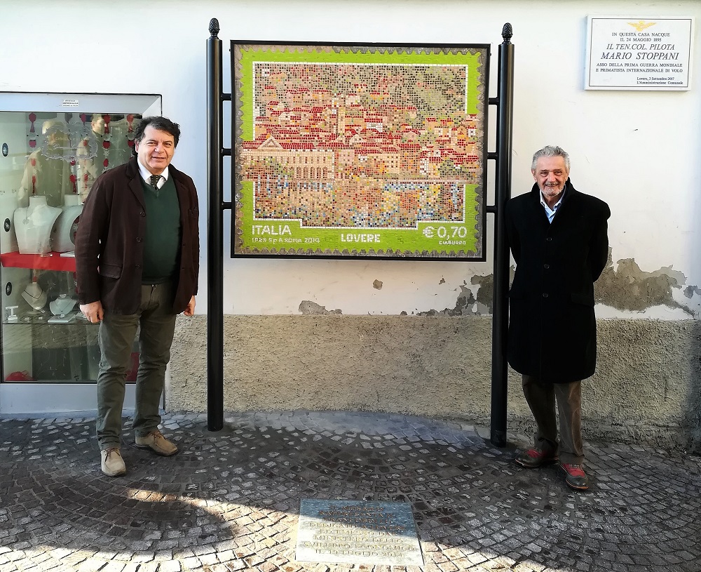 il nuovo mosaico posizionato sul lungolago Divisione Acqui/promenade W. Montagu a Lovere (nella foto, a sx il Sindaco di Lovere dott. Giovanni Guizzetti, a destra il prof. Claudio Gobbi)